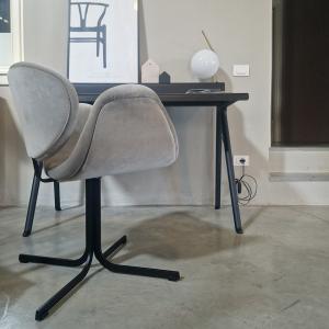 sedia-little-tulip-artifort-stock-3