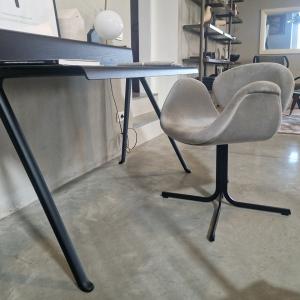 sedia-little-tulip-artifort-stock-4