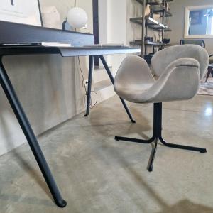 sedia-little-tulip-artifort-stock-4